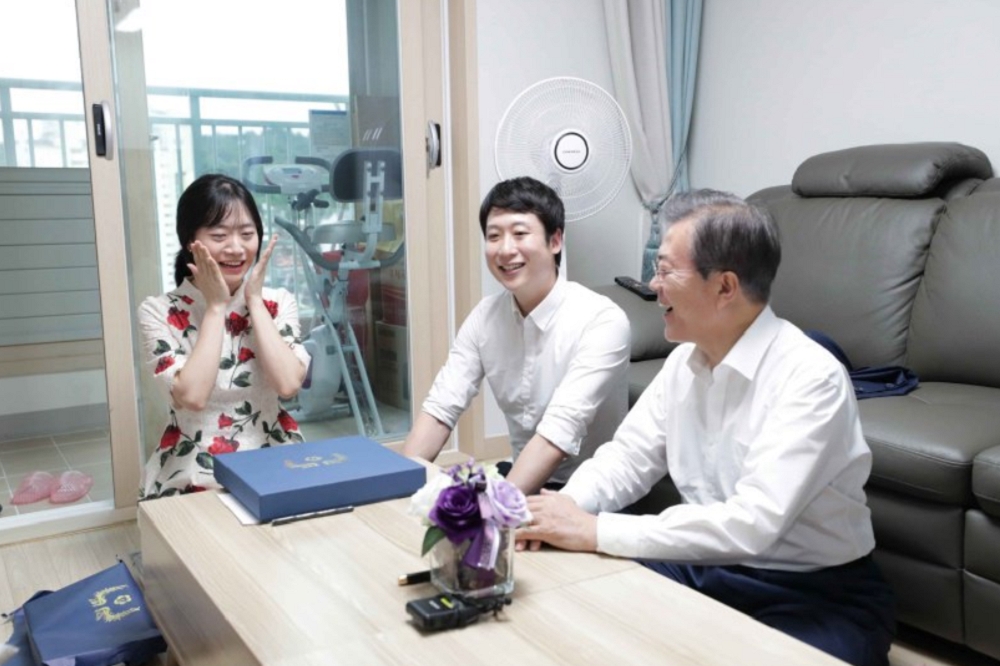 南韓總統文在寅（右一）訪問社會住宅。（取自推特@newsvop）
