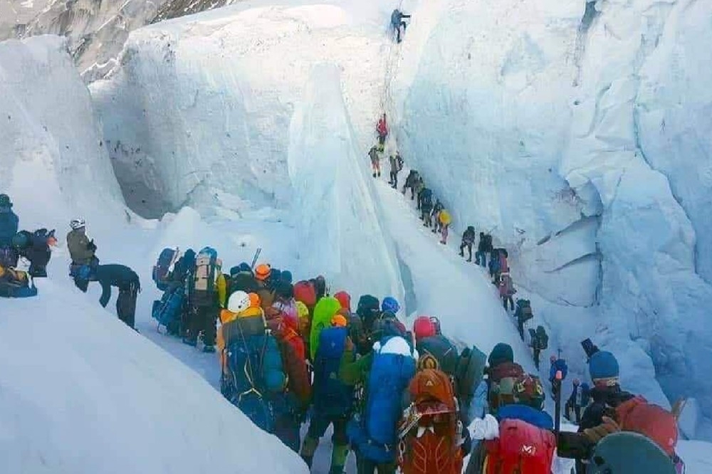 4月到5月是世界之巔「聖母峰」的登山旺季，攻頂之路人滿為患。（翻攝自EverestToday推特）