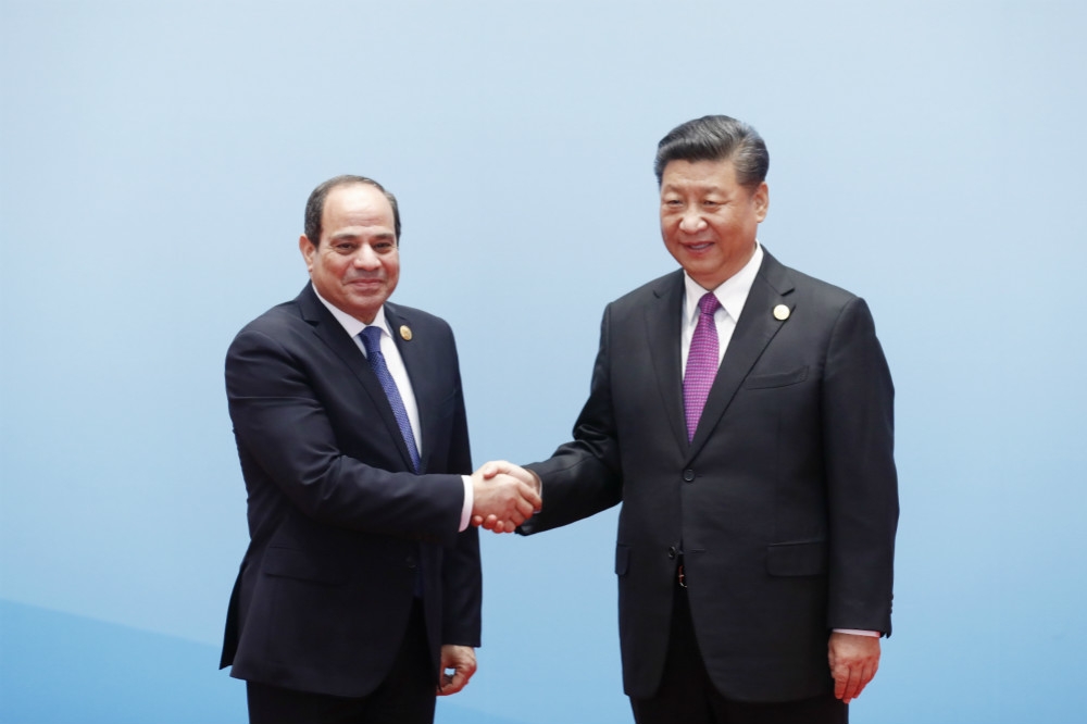 出席一帶一路論壇、訪問北京的埃及總統塞西（左），與習近平（右）握手合影。（中新社）