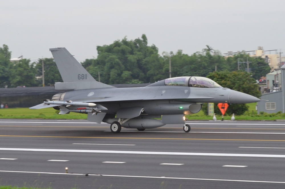 「漢光35號」實兵演習重頭戲28日清晨登場，國軍出動4型機參演，其中F-16V戰機則是經由「鳳展專案」改良後首次亮相。（攝影：李智為）