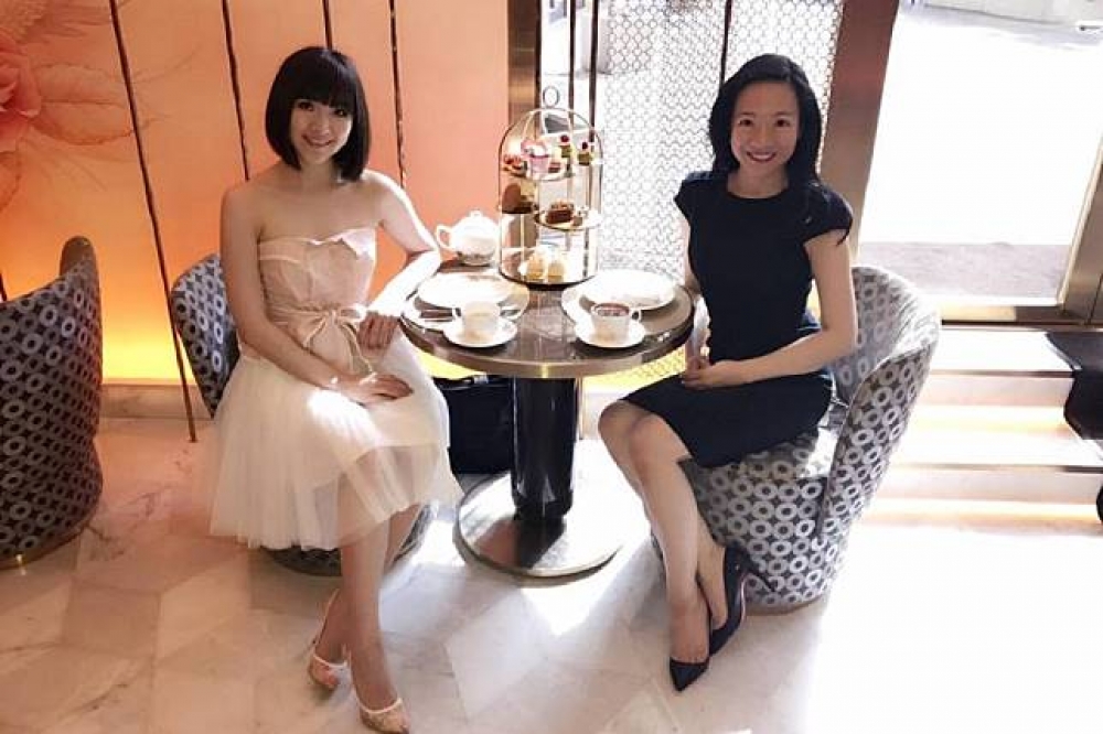 聯電榮譽副董宣明智前媳婦王敏（左），日前與她的姊姊王瑄（右），一起現身在中國遼寧號為慶祝香港回歸，到港供民眾參觀之活動。（翻攝自臉書Brabara Wang）