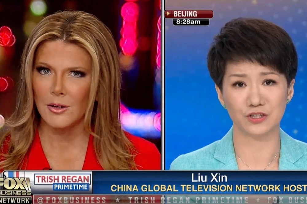 《福斯新聞網》（Fox News）女主播蕾根與中國官媒《中國環球新聞網》主播劉欣有關中美貿易戰進行視像對話。（翻攝Fox News 畫面）