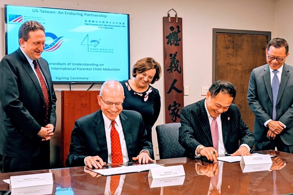 AIT和駐美國台北經濟文化代表處 於4月12日簽署「跨國父母擅帶兒童離家合作備忘錄」。(圖片取自AIT網站)