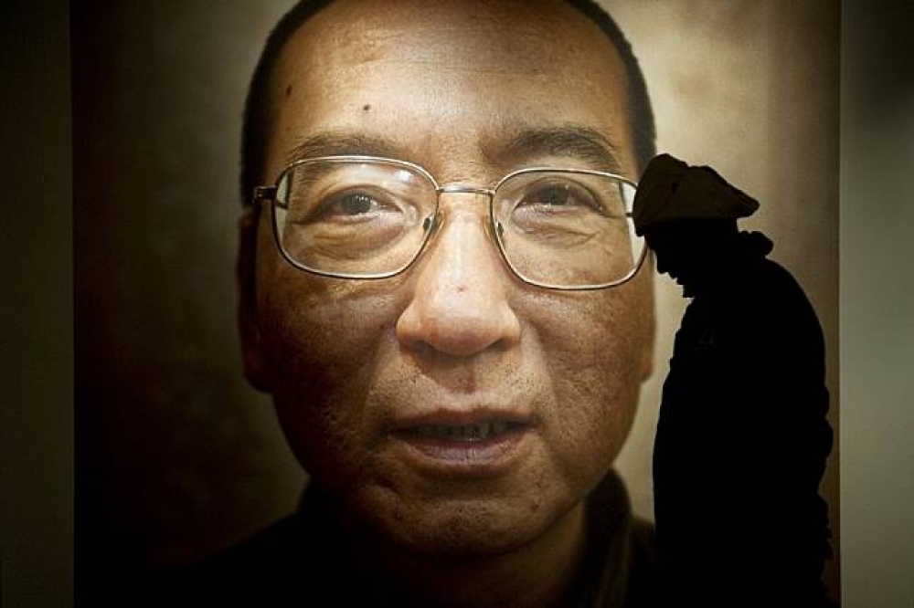 回顧劉曉波的生平，求學、任教之路一帆風順，直至1989年6月的轉折。雖歷經牢獄之災，他在法庭上仍表示「我沒有敵人，也沒有仇恨」，期待以愛化解仇恨。（翻攝自 Freedom for Liu Xiaobo Action Group 自由刘晓波工作组臉書）