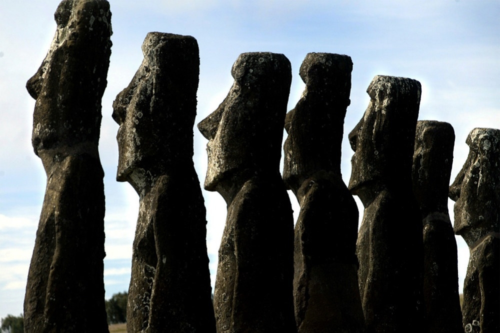 智利復活節島上的摩艾石像群。（湯森路透）