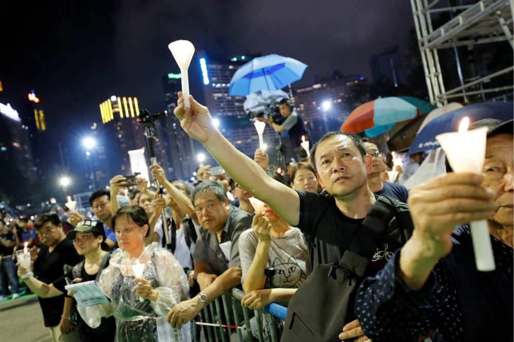 大批香港民眾聚集維多利亞公園，高舉白蠟燭紀念六四30週年。（湯森路透）