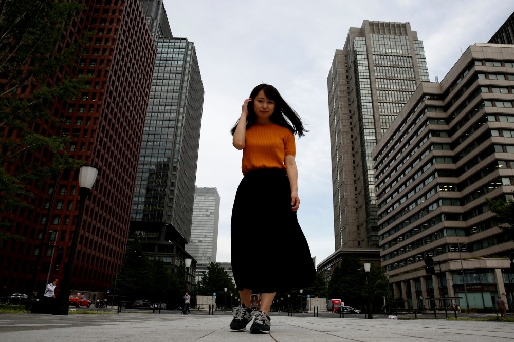 日本女作家石川優實穿著布鞋捍衛女性權利。（湯森路透）