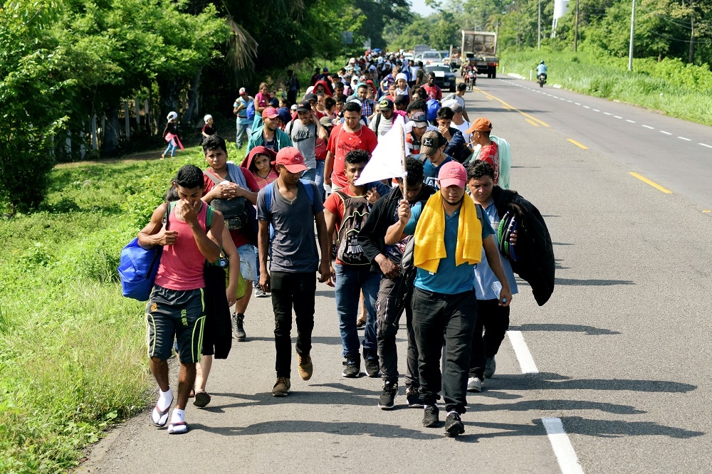 移民沿著公路走向美國。（湯森路透）
