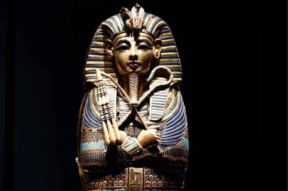 全球知名的古埃及法老圖坦卡門「黃金面具」正在法國巴黎展出。（湯森路透）