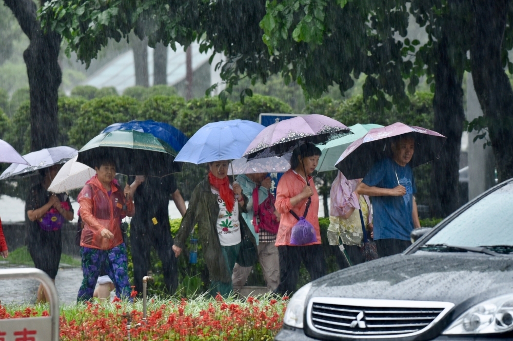 氣象局表示，自11日凌晨開始，梅雨鋒面將進入台灣陸地，未來一周全台均須嚴防連續的豪大雨，提醒民眾外出注意雷擊與強陣風。（資料照片／張哲偉攝）