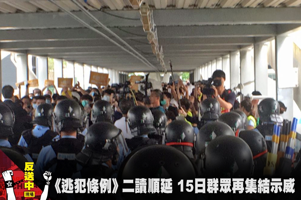 示威者12日一度與警方在天橋對峙。（攝影：麥浩禮，後製：李明維）