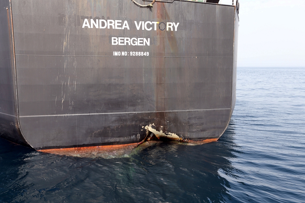 據路透報導，有兩艘油輪遭到攻擊，其中一艘獲證實為中油租船；圖為挪威籍油輪5月12日在阿聯外海遇襲，僅為示意。（湯森路透）