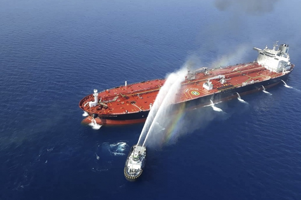 中東阿曼灣13日發生油輪襲擊事件，伊朗海軍船隻撲滅火勢。（美聯社）