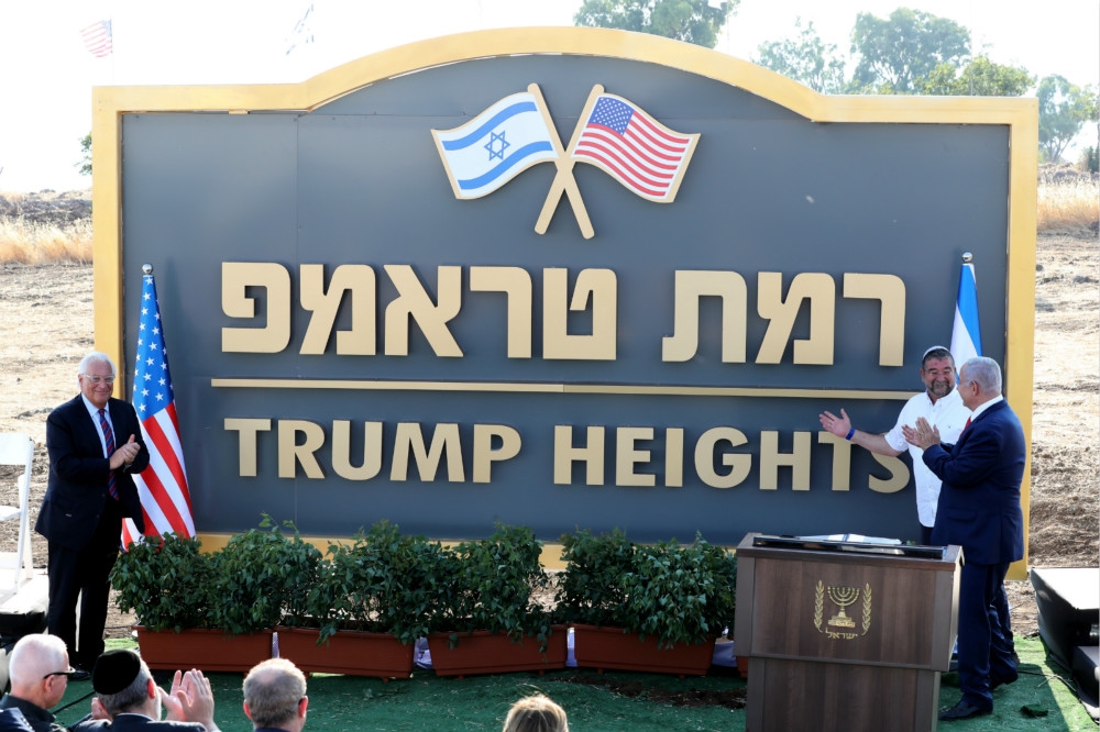以色列總理納坦雅胡（右）將戈蘭高地一個屯墾區命名為「川普高地」。（湯森路透）