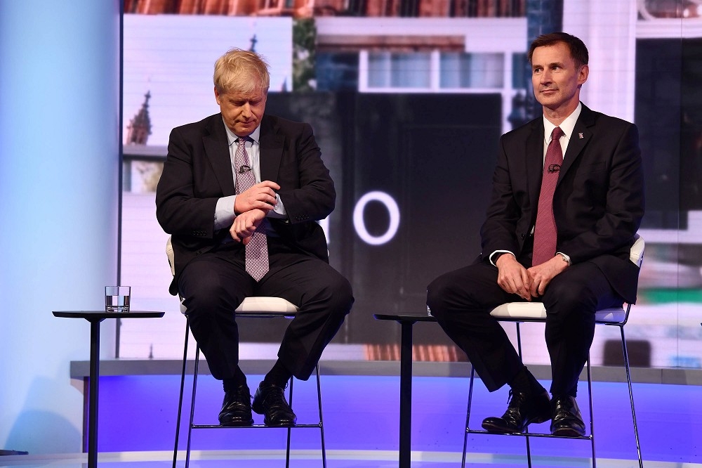 英國保守黨黨魁選舉最後一輪投票由前外交大臣強森（左）對上現任外交大臣、「中國女婿」杭特（右）。（湯森路透）