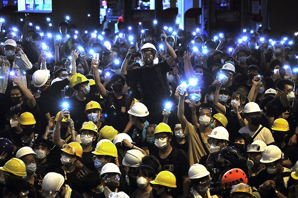 示威者包圍香港警察總部16小時。（美聯社）