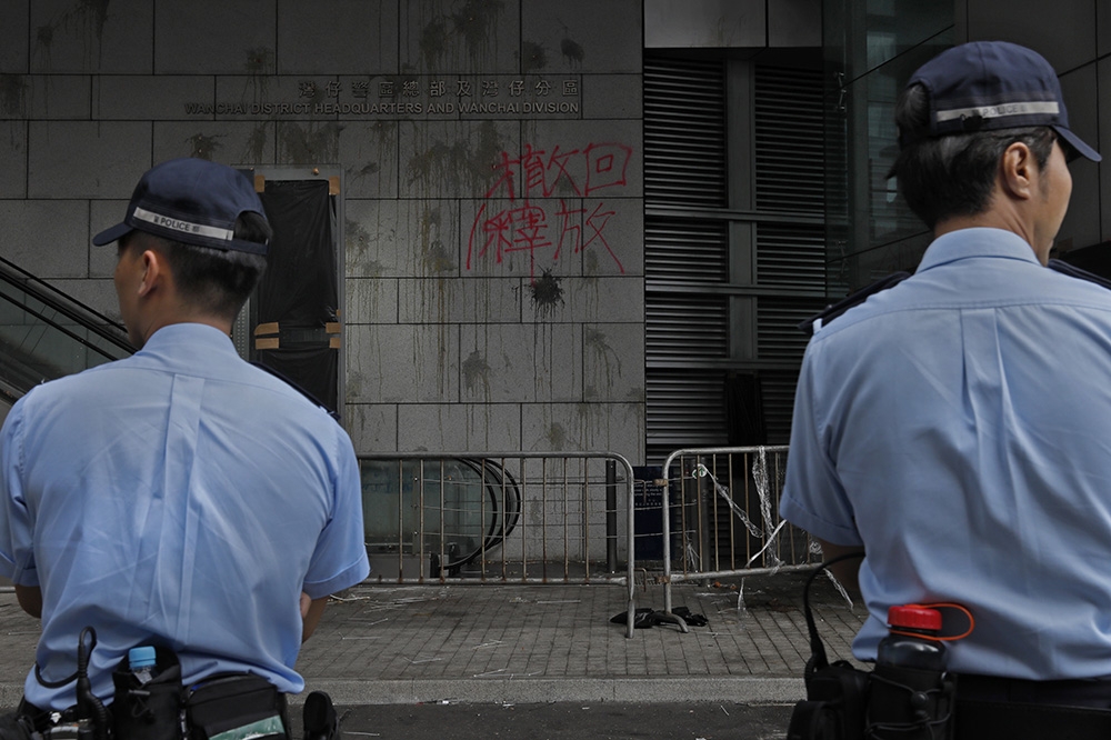 香港警務處前處長22日指，612警員使用橡膠子彈鎮壓屬合法。（美聯社）