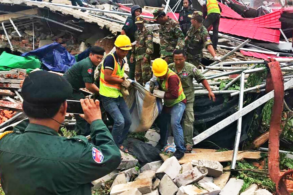柬埔寨施亞努市大樓倒塌現場照。（美聯社）