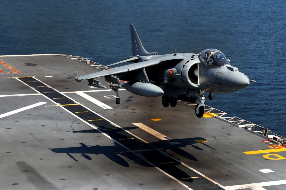 西班牙的AV-8B戰機停落在甲板上。（湯森路透）
