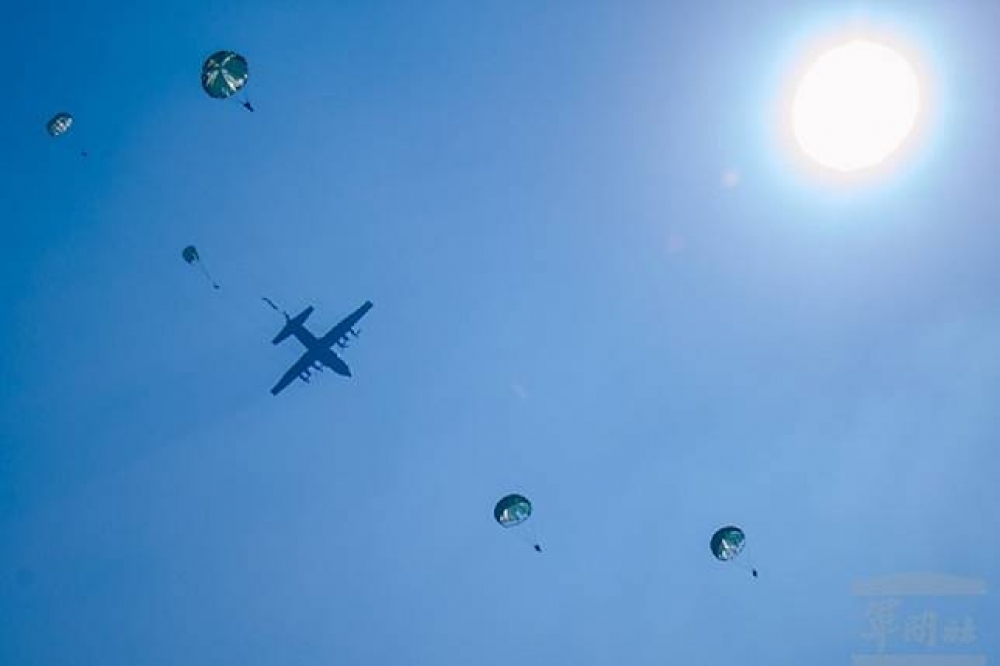 25日陸軍航空特戰指揮部2傘兵執行跳傘時，疑似傘具吃風不足墜地受傷，目前送往國軍高雄總醫院急救。（取自軍聞社網站）