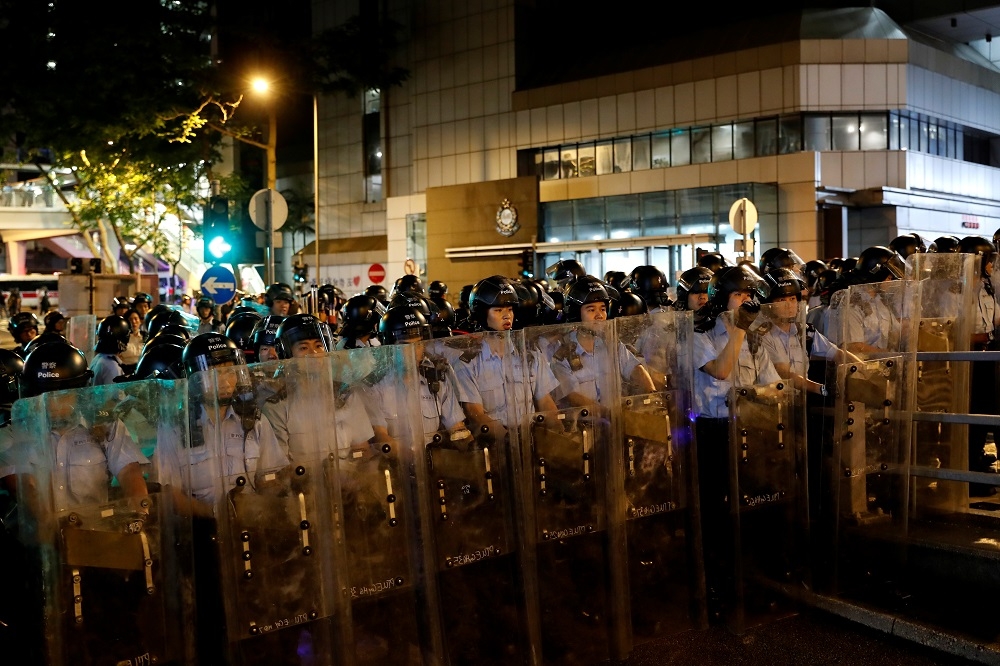27日清晨逾千名示威民眾包圍香港警總，港警進行清場。（湯森路透）