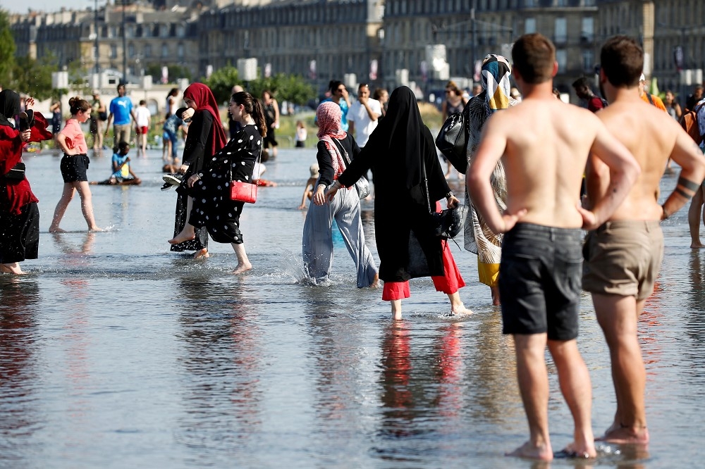 法國波爾多遊客戲水消暑。（湯森路透）