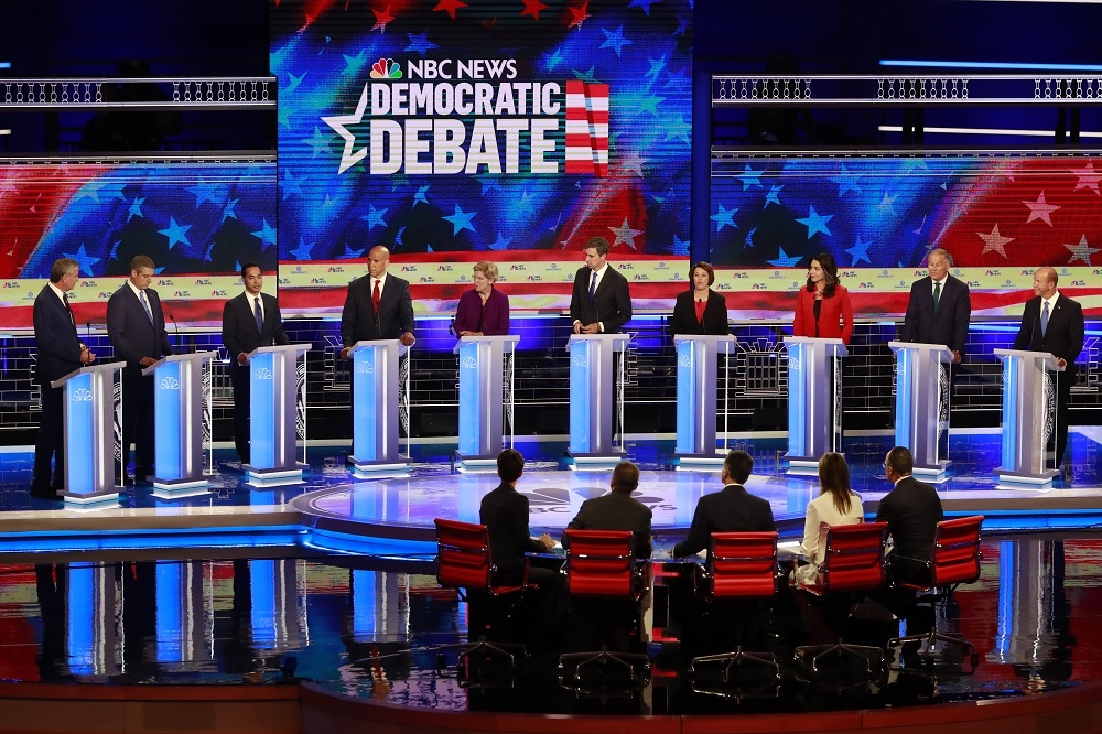 民主黨10名參選人26日進行首場辯論。（美聯社）