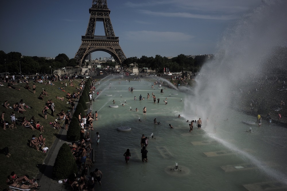 天氣炎熱，巴黎有許多民眾在戶外戲水消暑。（美聯社）