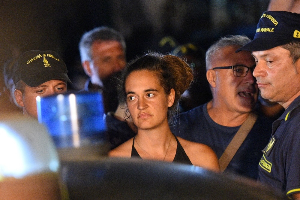 德國籍女船長拉奎特（Carola Rackete）為救援難民，強行停靠義大利港口，因此遭警方逮捕。（湯森路透）