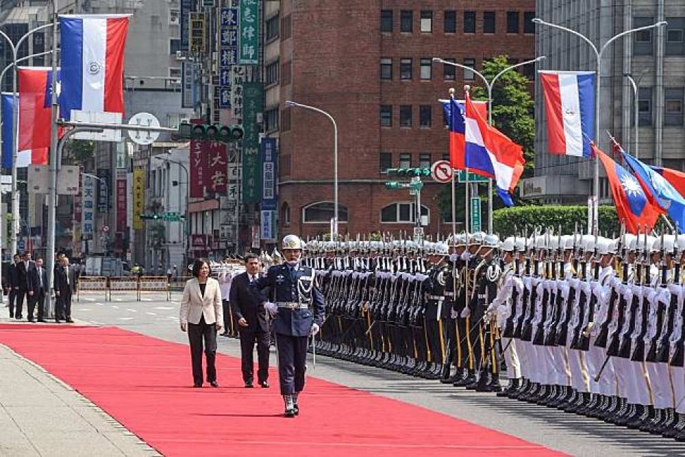 我國以軍禮歡迎巴拉圭總統卡提斯，並將於今日簽署「台巴經濟合作協定」。（攝影：葉信菉）
