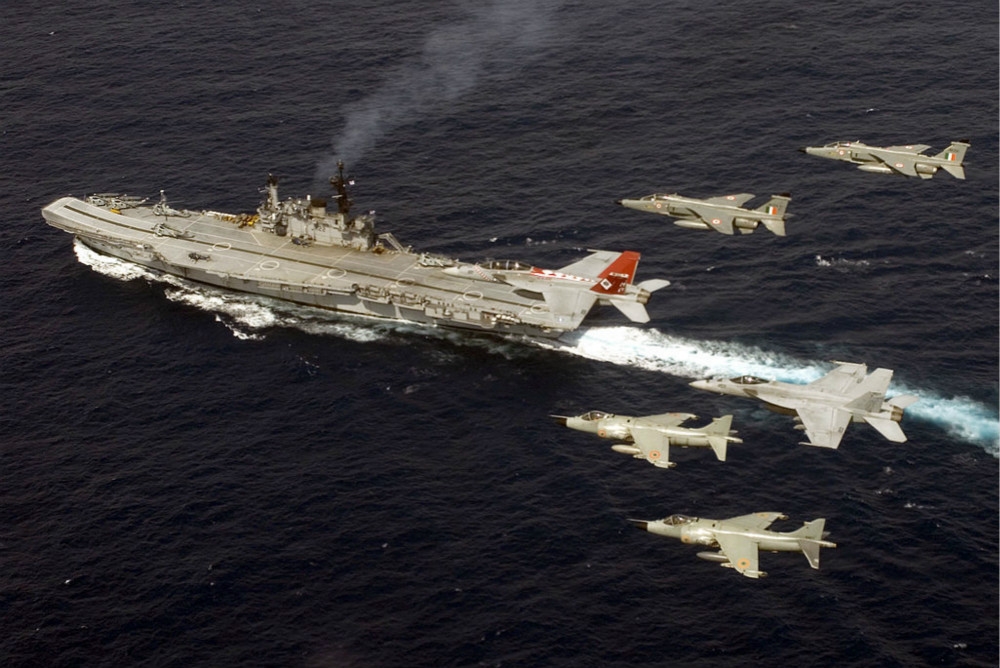 美軍兩架F/A-18「超級大黃蜂」帶領印度2架海獵鷹（右下）和美洲豹攻擊機（右上）飛越維拉特號航母上空。（圖片取自美國海軍）