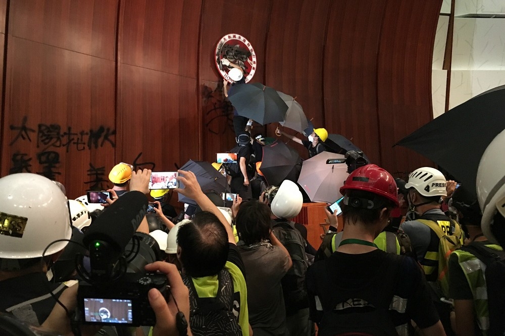 香港民眾1日衝進立法會。（攝影：麥浩禮）
