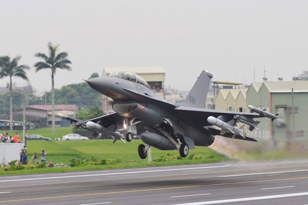 漢光三十五號演習，我空軍F-16V戰機降落在彰化戰備道。（資料照片，攝影：李智為）