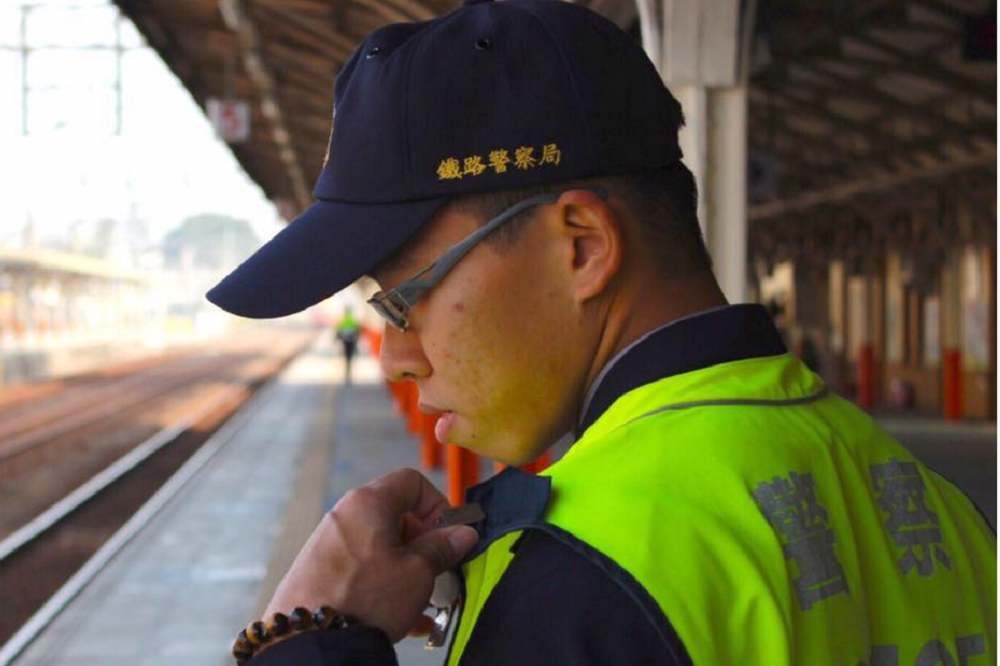 來不及過生日！鐵路警察李承翰處理自強號補票糾紛，遭54歲鄭姓男子持刀刺傷。（取自李承翰臉書）