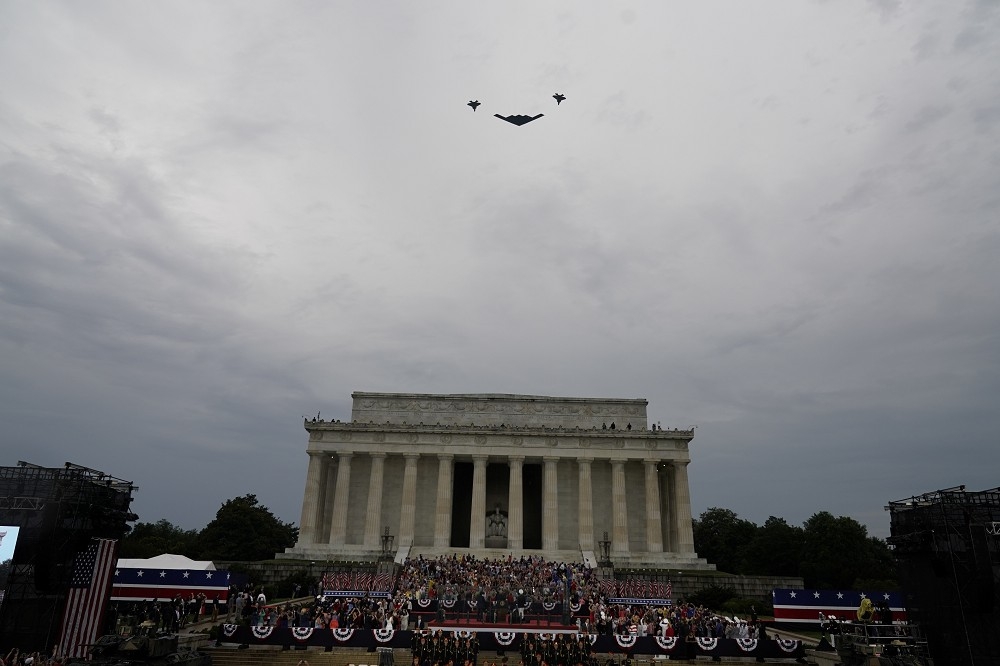 美國空軍戰機飛越林肯紀念堂上空。（湯森路透）