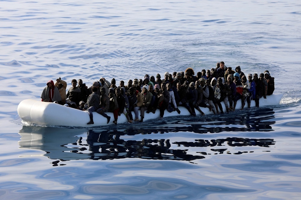 地中海再度發生船難，滿載86人的橡皮艇3日在突尼西亞外海翻覆。（湯森路透）