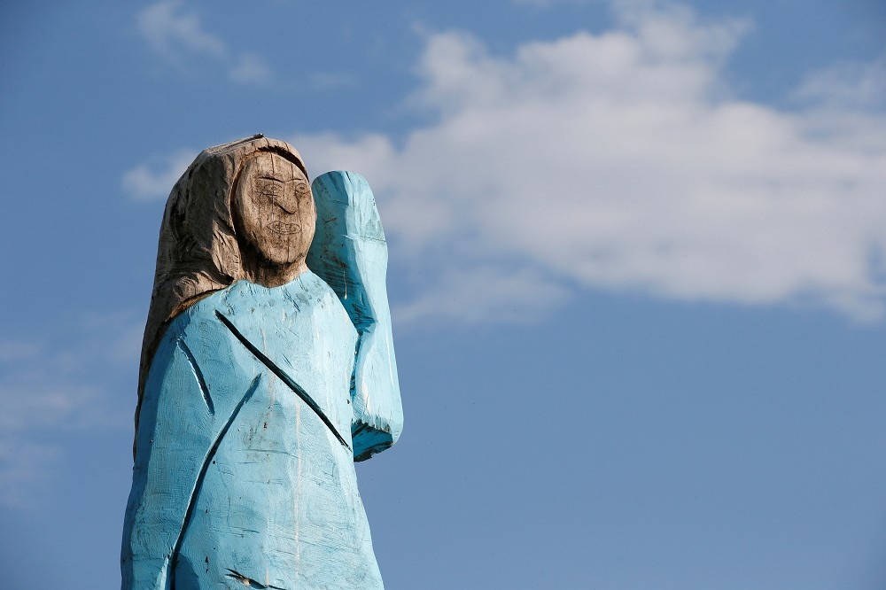 塞夫尼察豎立一座梅蘭妮亞的雕像，因其造型特殊引起熱烈討論。（湯森路透）