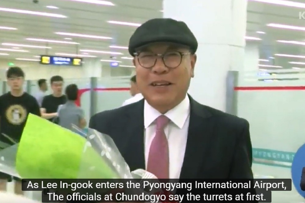 南韓前外長崔德新次子崔仁國7日抵達北韓平壤機場。（取自影片）