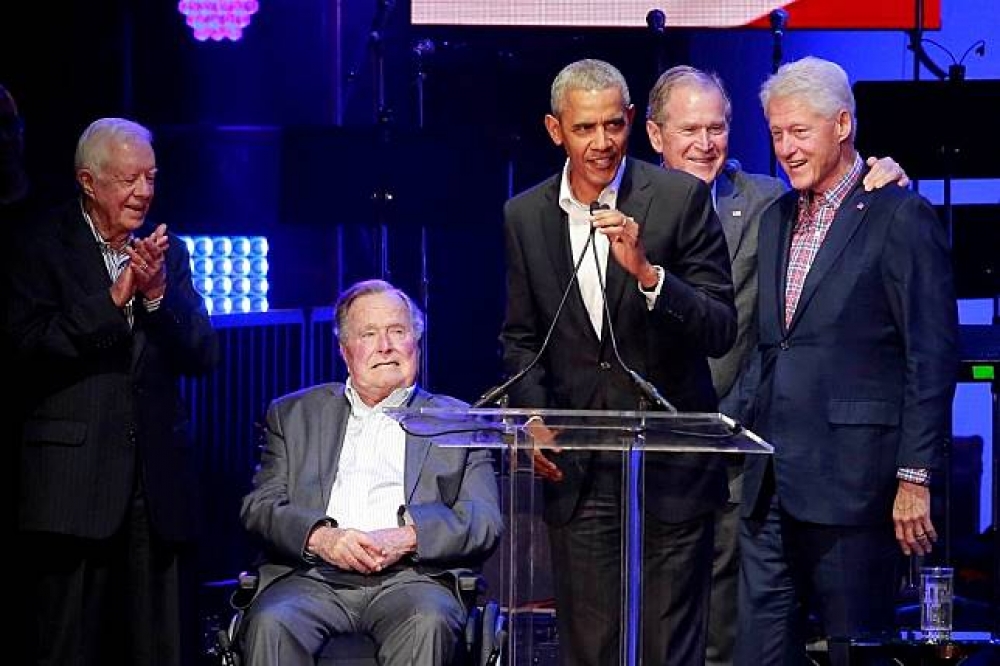五位美國前總統一同出席募款音樂會。由左至右分別為卡特、老布希、歐巴馬、布希、柯林頓。（湯森路透）