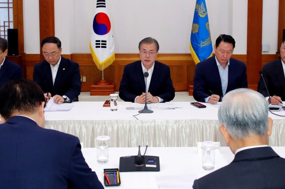 南韓總統文在寅（中）10日召開緊急會議，因應日本祭出的經濟報復手段。（湯森路透）