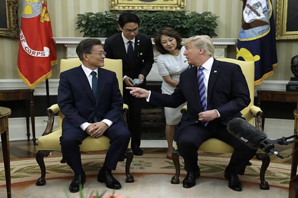 6月30日，南韓總統文在寅走訪美國，右為美國總統川普。（湯森路透）
