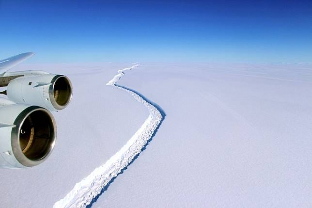 從空拍照可看出冰棚「Larsen C」上有一道裂縫。（湯森路透）