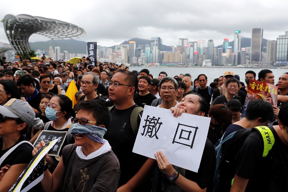目前香港政府仍未正式撤回修例。（湯森路透）