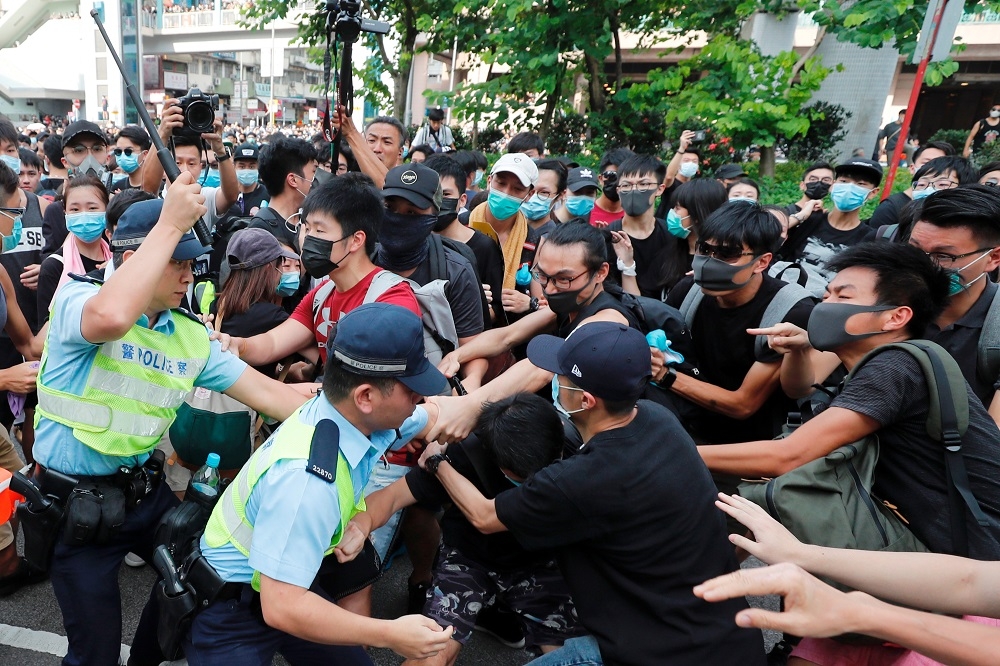 13日在香港登場的「光復上水」遊行結束後，爆發警民衝突。（湯森路透）