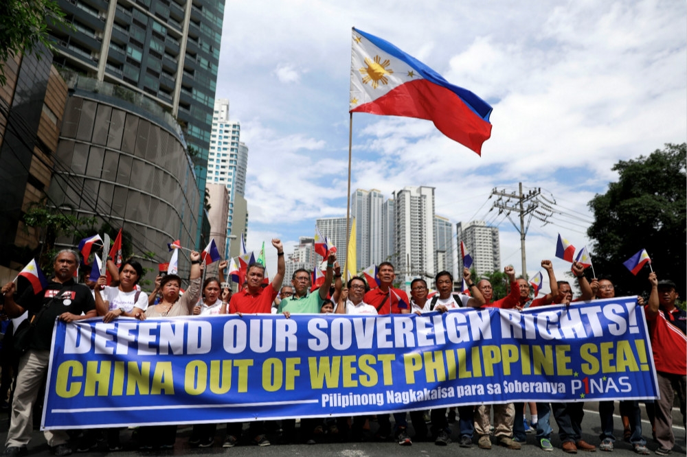 大批菲律賓民眾上街，要求中國離開「他們的」西菲律賓海（南海）主權區域。（湯森路透）