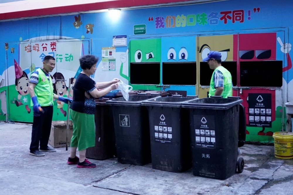 中國上海1日起開始實施垃圾分類。（湯森路透）