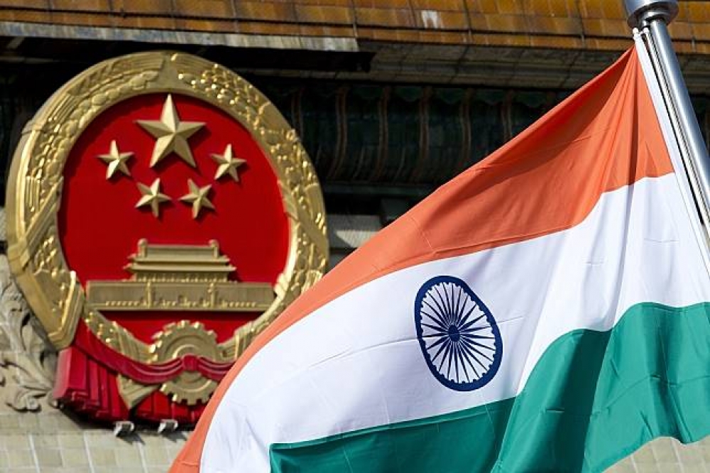 印度國旗在中國北京人民大會堂外飄揚。照片攝於2013年，當時正值印度代表參訪中國。（美聯社）