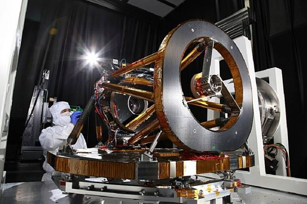 台灣首顆主發展的高解度光學遙測衛星「福衛五號」於19日啟運至美國加州，將在台灣時間8月25日凌晨2點50分發射升空。（國家太空中心提供）