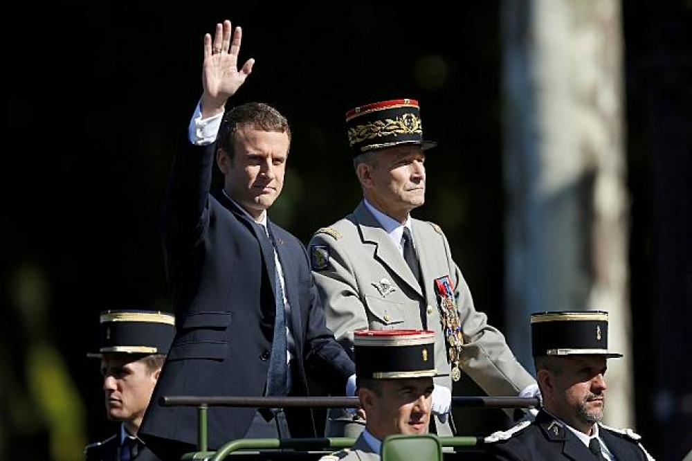 法國總統馬卡洪（Emmanuel Macron）和前參謀總長德維利耶（Pierre de Villiers）共同出席國慶日7月14日活動。（湯森路透）