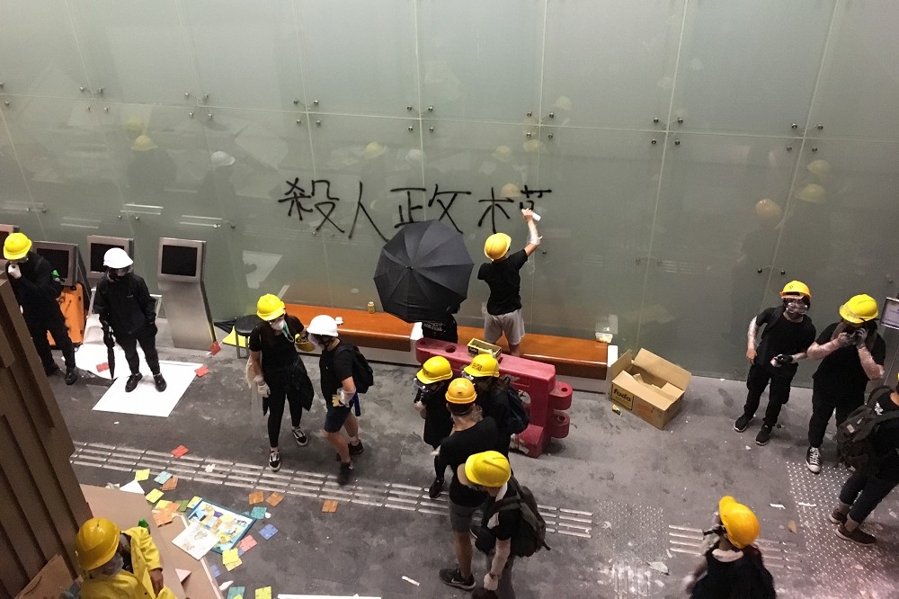 示威者1日闖入香港立法會內部並於牆上噴漆。（攝影：麥浩禮）
